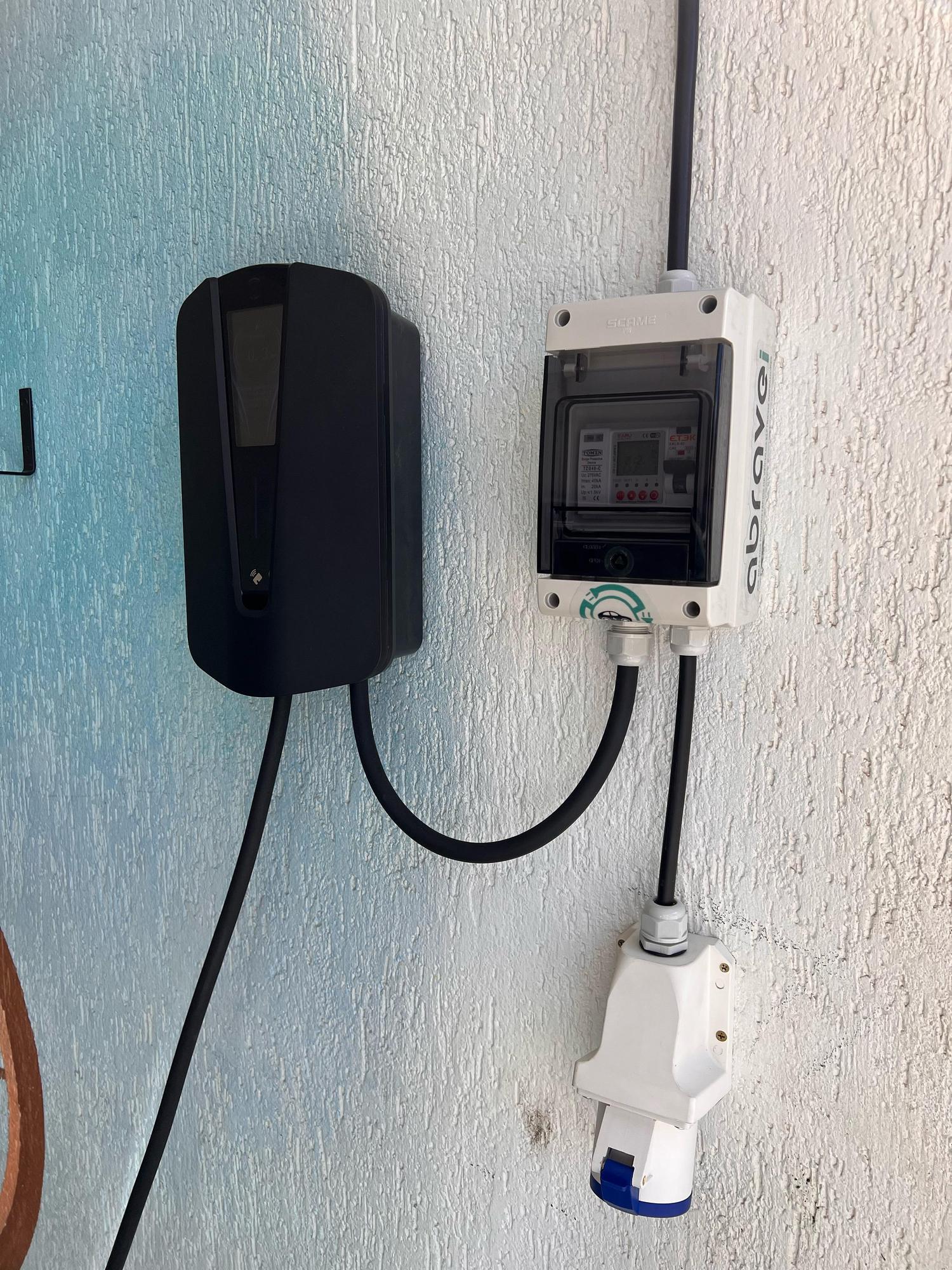 Wallbox mono 7kw type2.
Tomada industrial 32A, 2P T, 220V, 7kw.