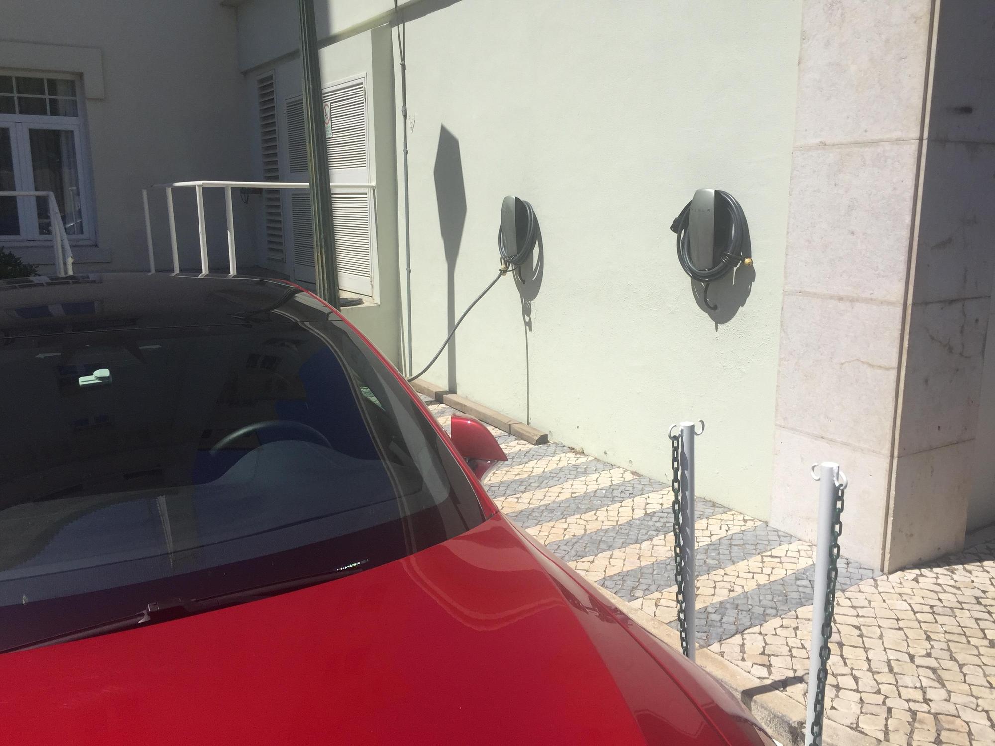 Two Tesla HPWC on the wall, just north of hotel entrance