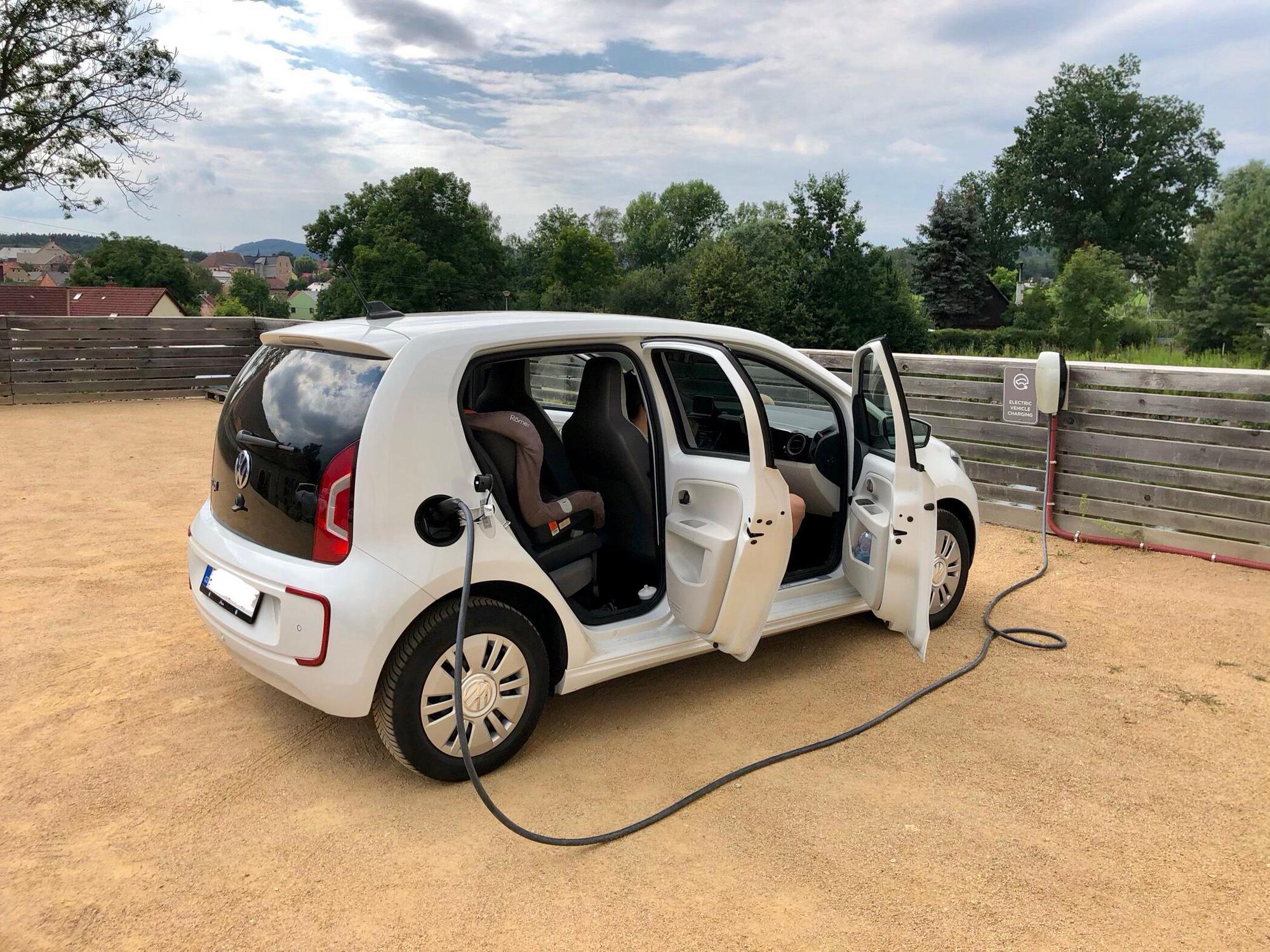 Vlevo 1x Type 2, vpravo 1x Tesla