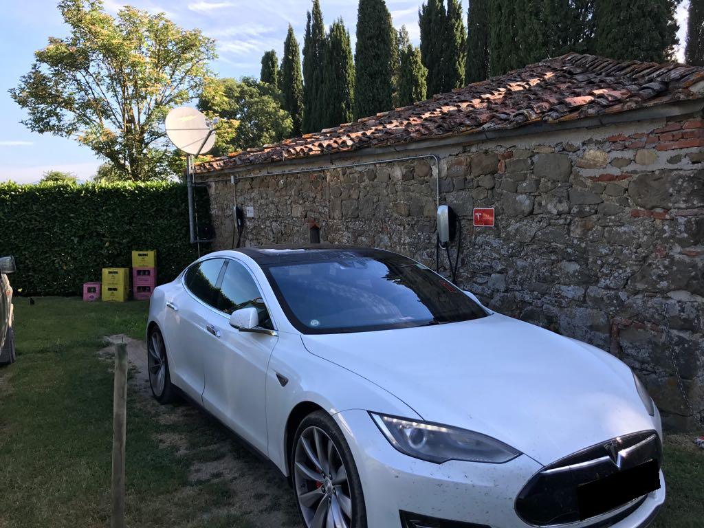 Amazing site - superb hotel
The owner is a tesla 's fan
