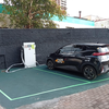 Carregador de 80Kwh. Nao divide a carga quando usa os dois conectores ao mesmo tempo.