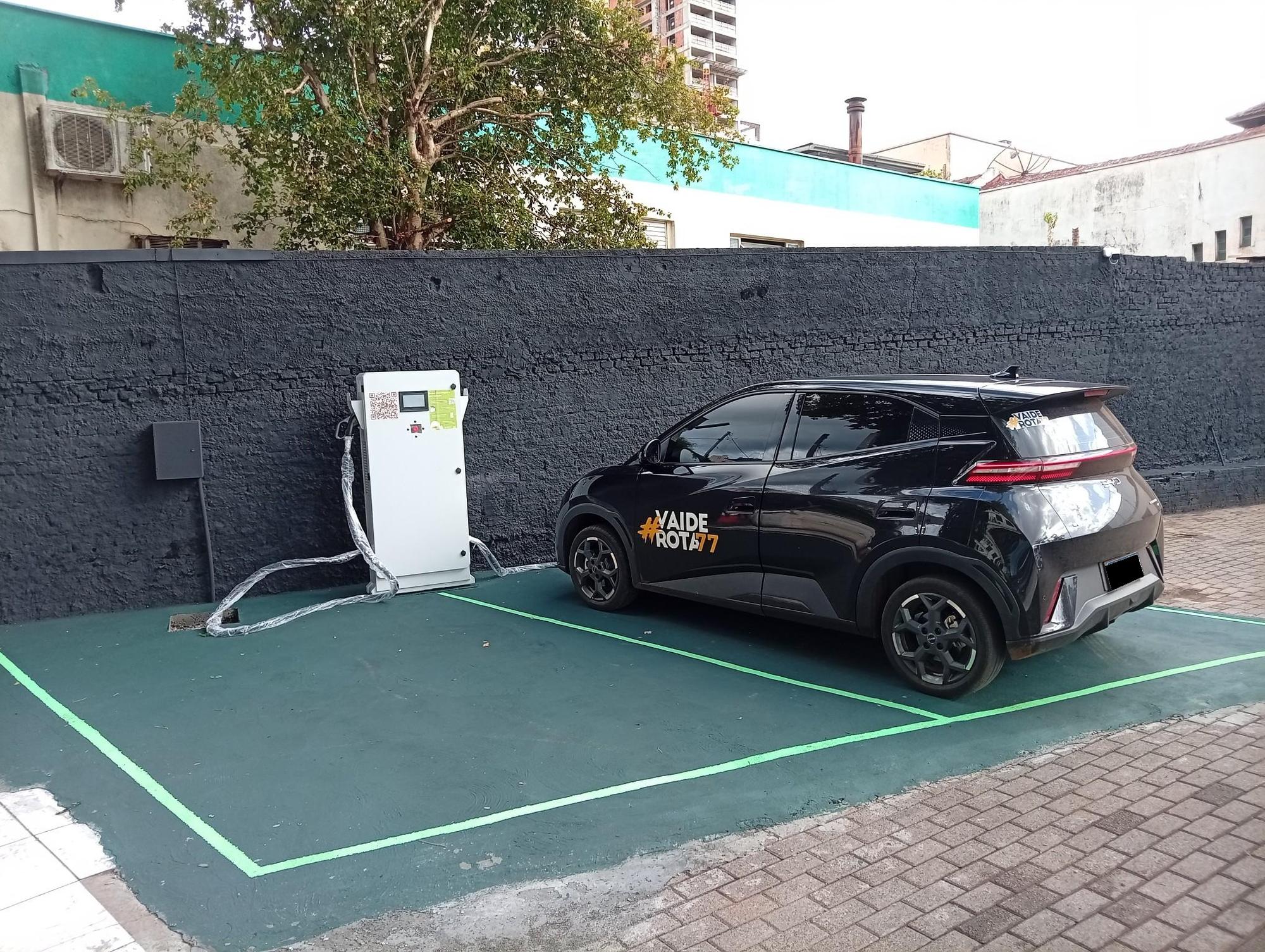 Carregador de 80Kwh. Nao divide a carga quando usa os dois conectores ao mesmo tempo.