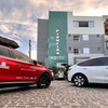 Hotel com quartos muito bons e camas incríveis!! Excelente pra descansar enquanto recarrega seu carro.