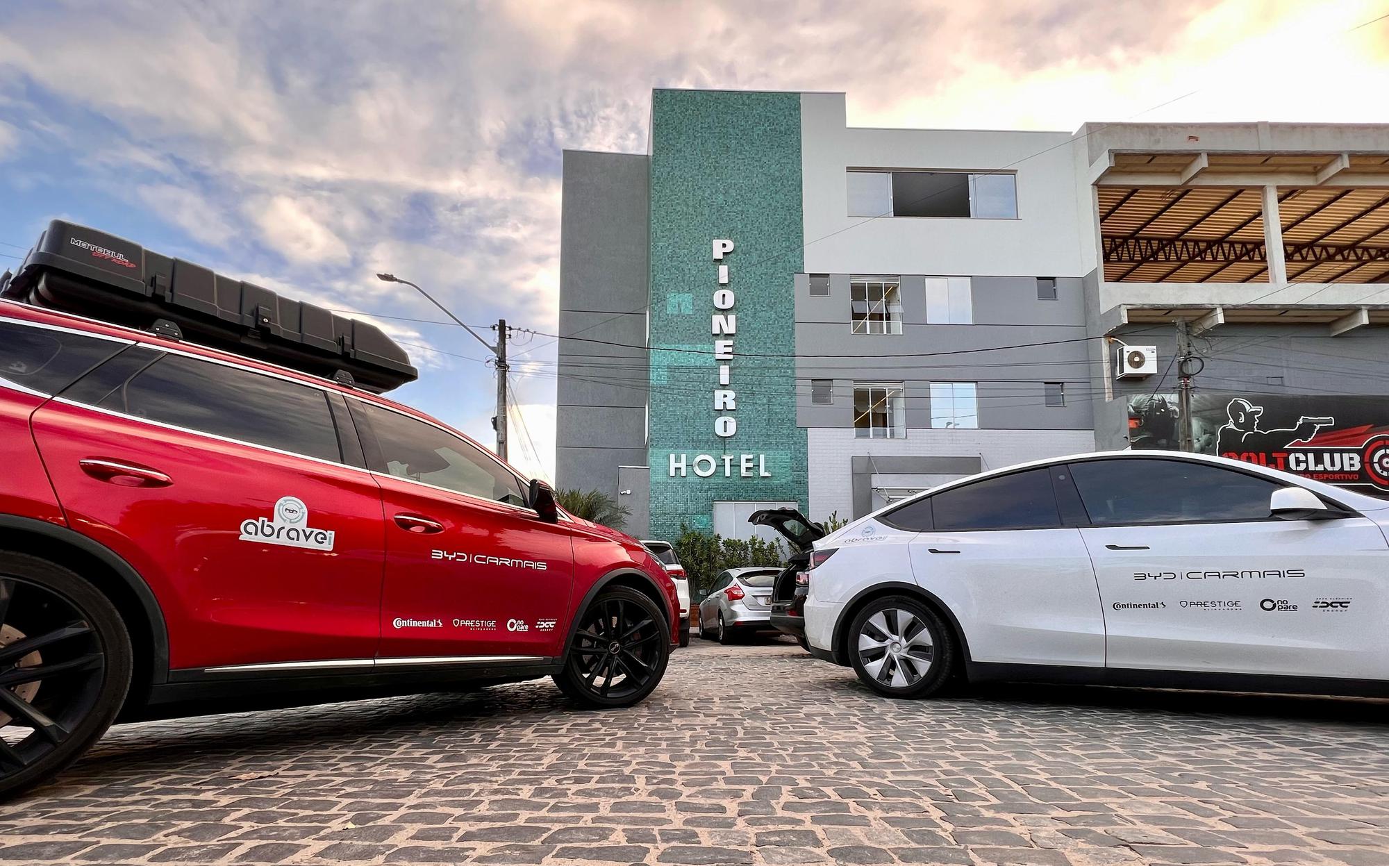 Hotel com quartos muito bons e camas incríveis!! Excelente pra descansar enquanto recarrega seu carro.