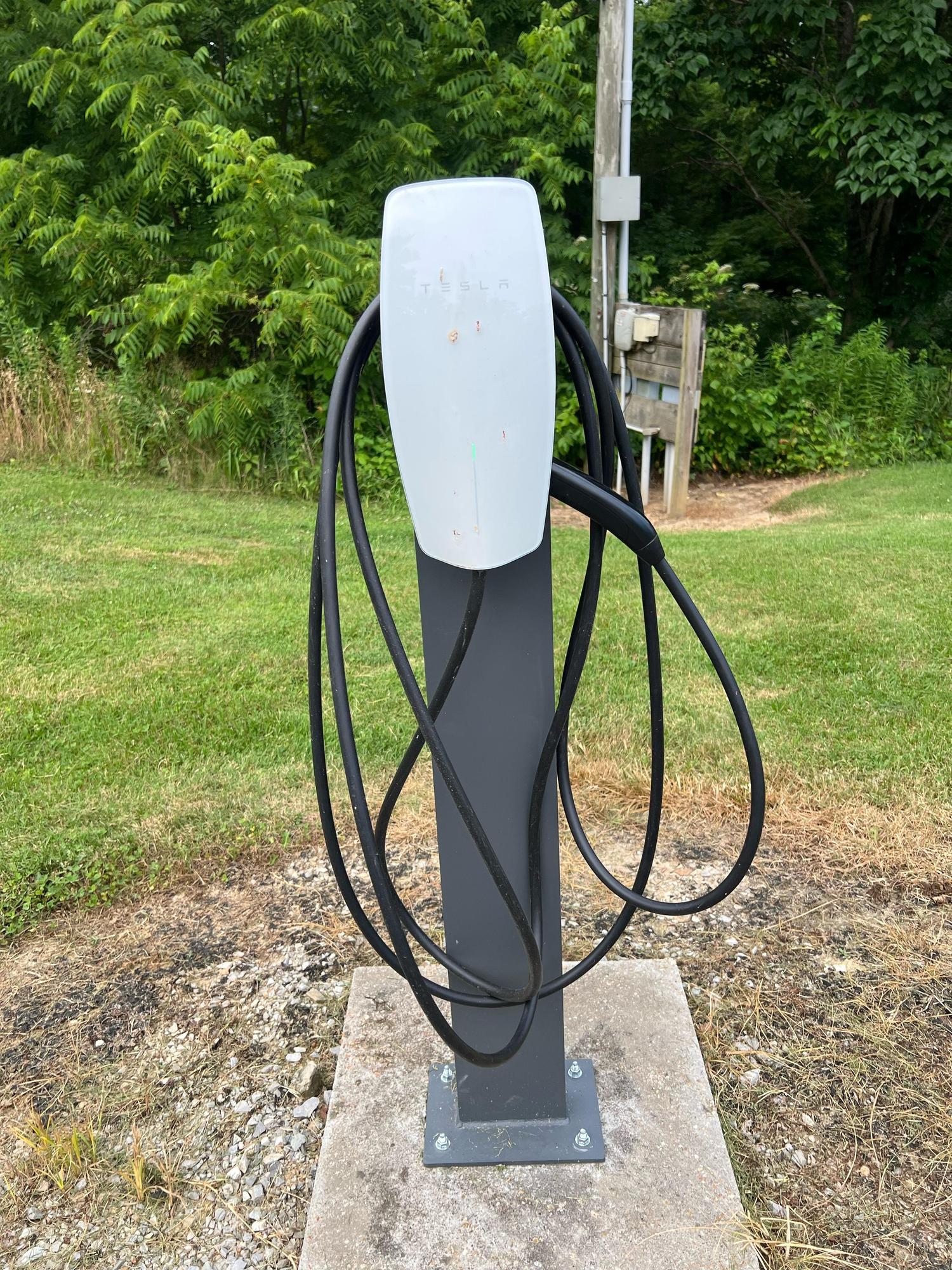 Tesla NACS 11.5 kW / 48 amp, Level 2, appears working.
