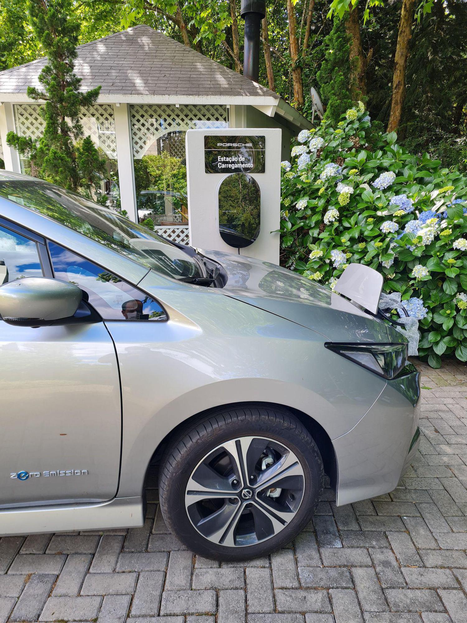 R$80 por uma hora. Para hóspedes deve ser gratuito. Não tem conector para carregamento rápido do Nissan Leaf. Em 1h carregou 8% da bateria.