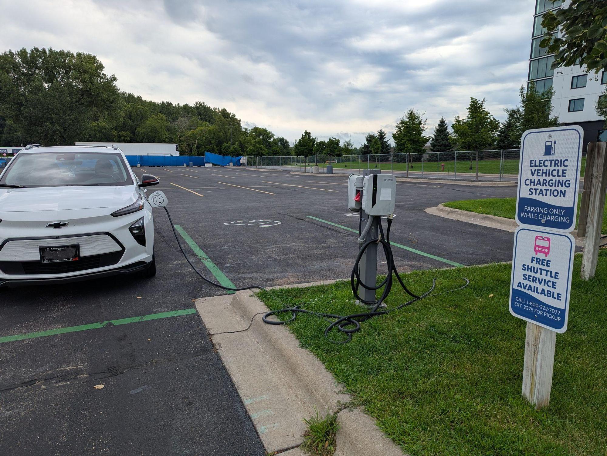 Nobody else was charging when I arrived around noon, when I left around 3:00 pm all taken.