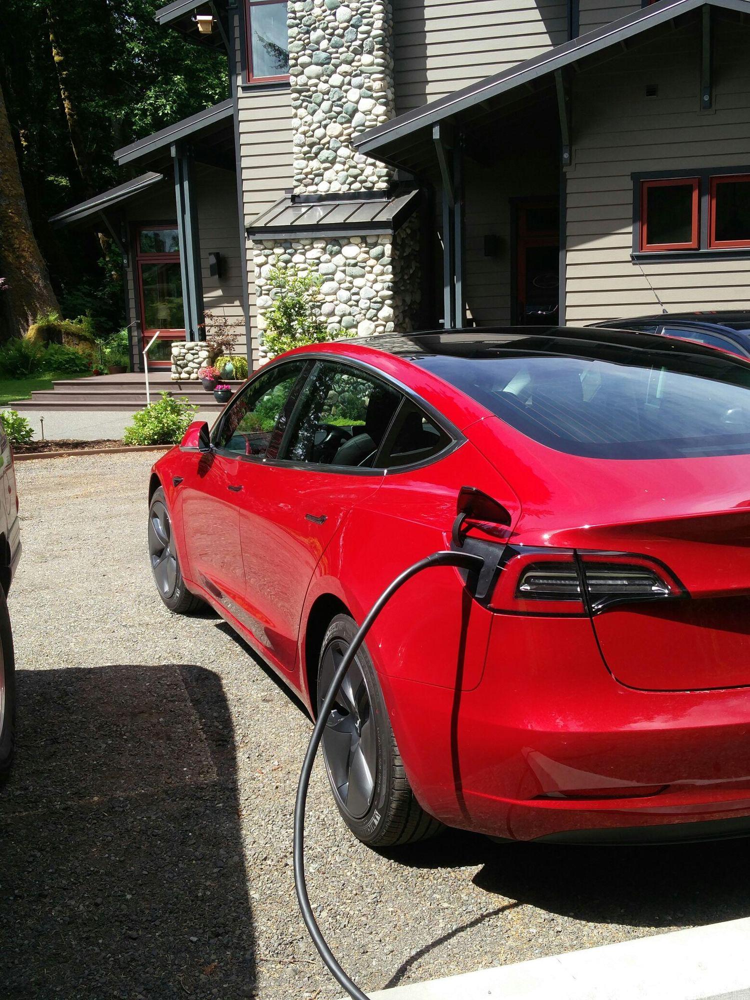 Wonderfully nice staff and 2 quick 16kw Tesla chargers!