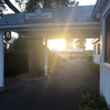 Juste à côté de l’entrée principale, au soleil couchant!🌅