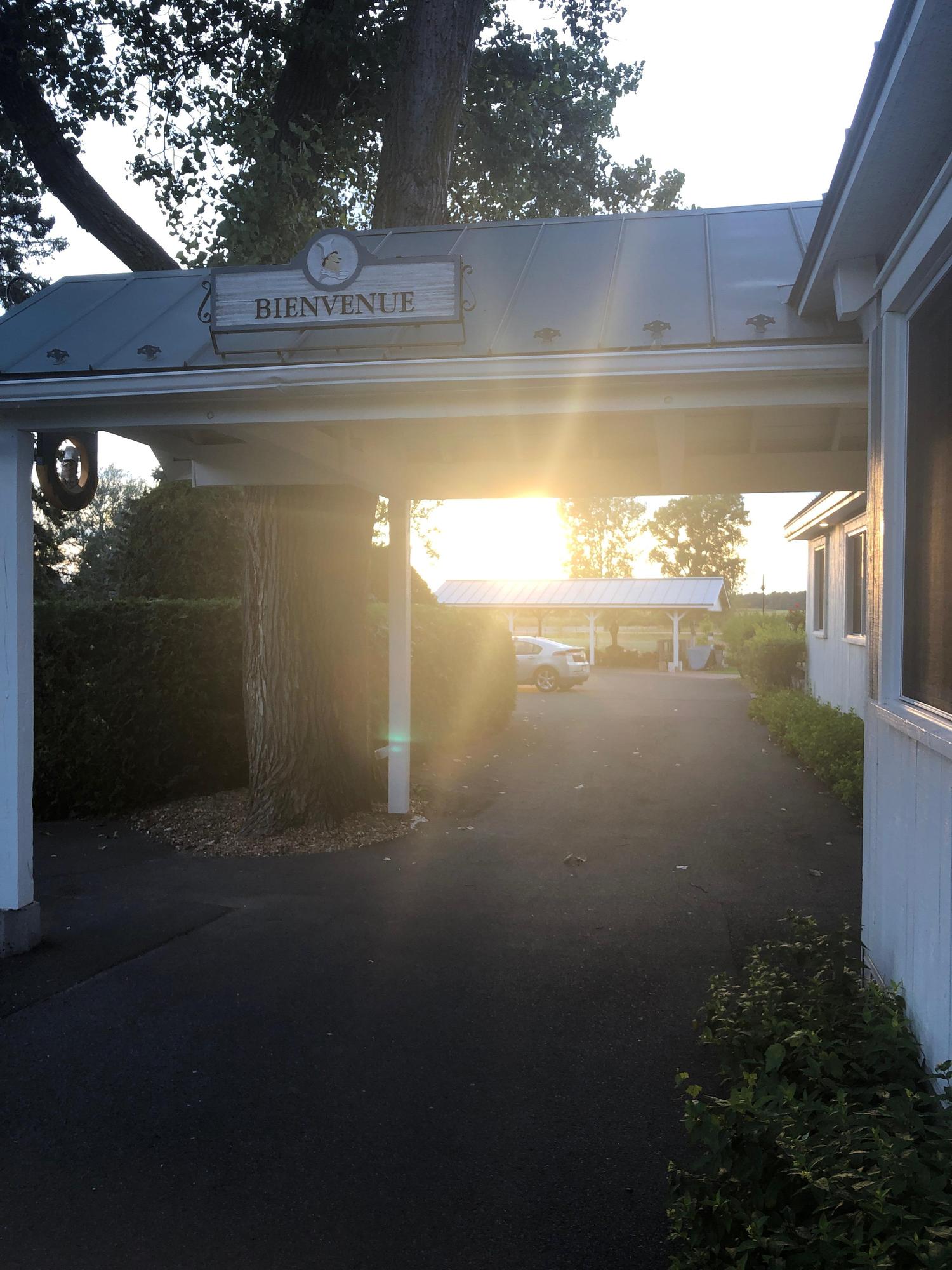 Juste à côté de l’entrée principale, au soleil couchant!🌅