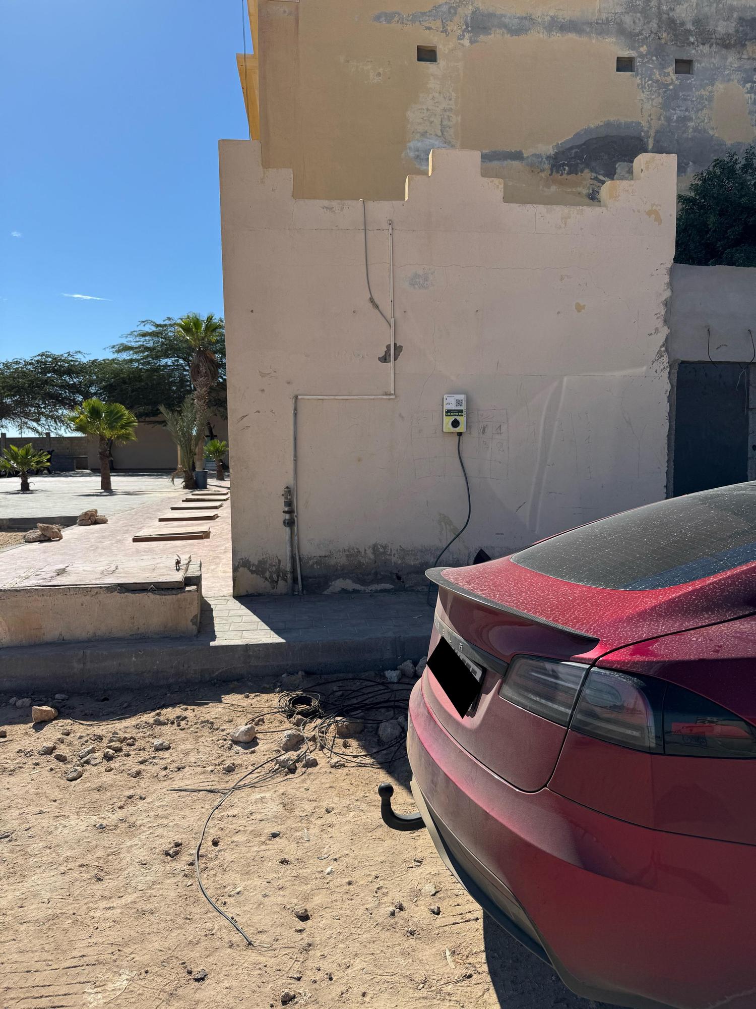 First report to reception. If you are not staying overnight, the receptionist will be happy to get a small donation for the electricity. For information: 1 kilowatt hour of electricity costs around 2 dirhams for private use.