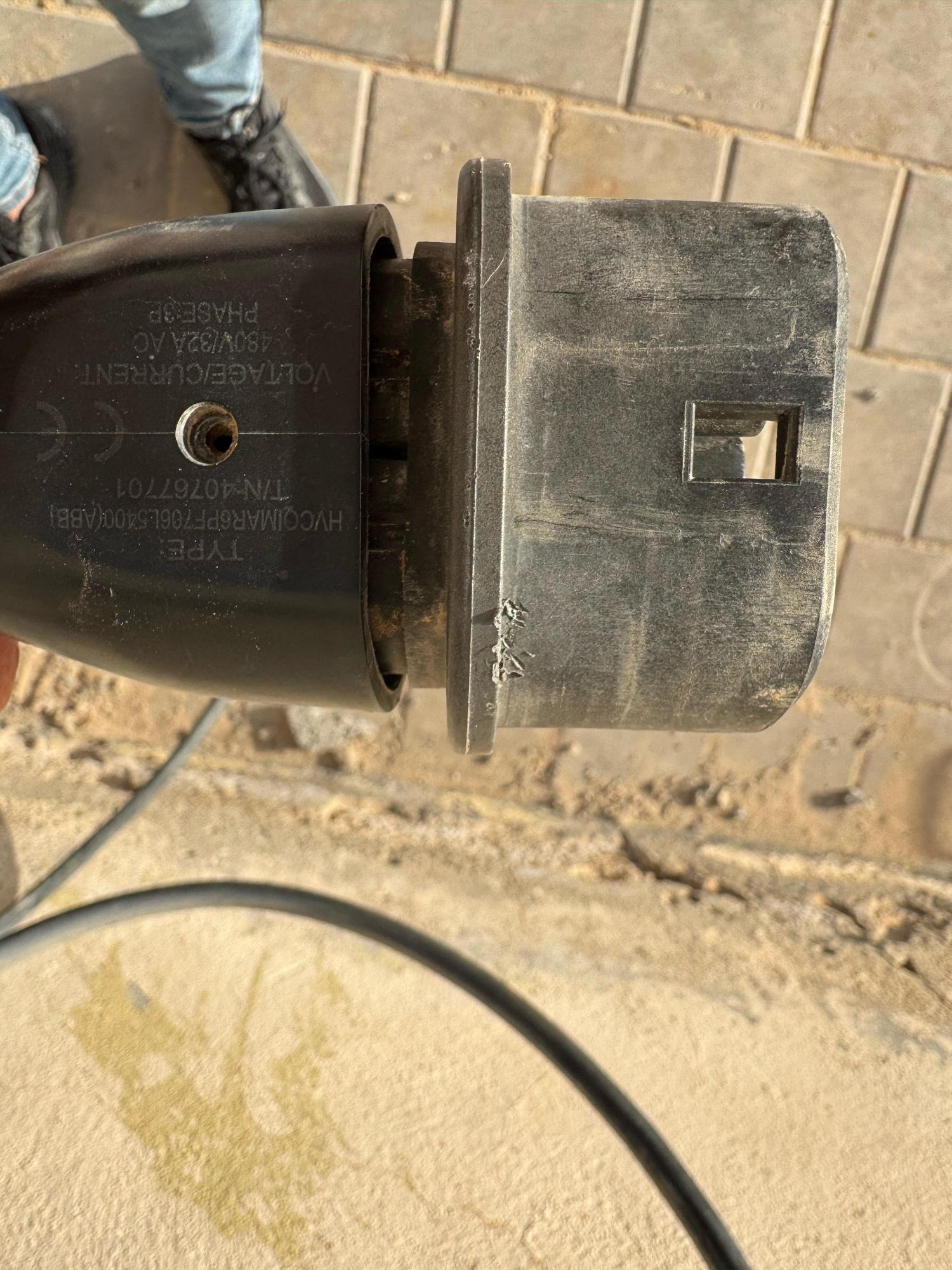 La vis est manquante. Filetage plastique cassé !