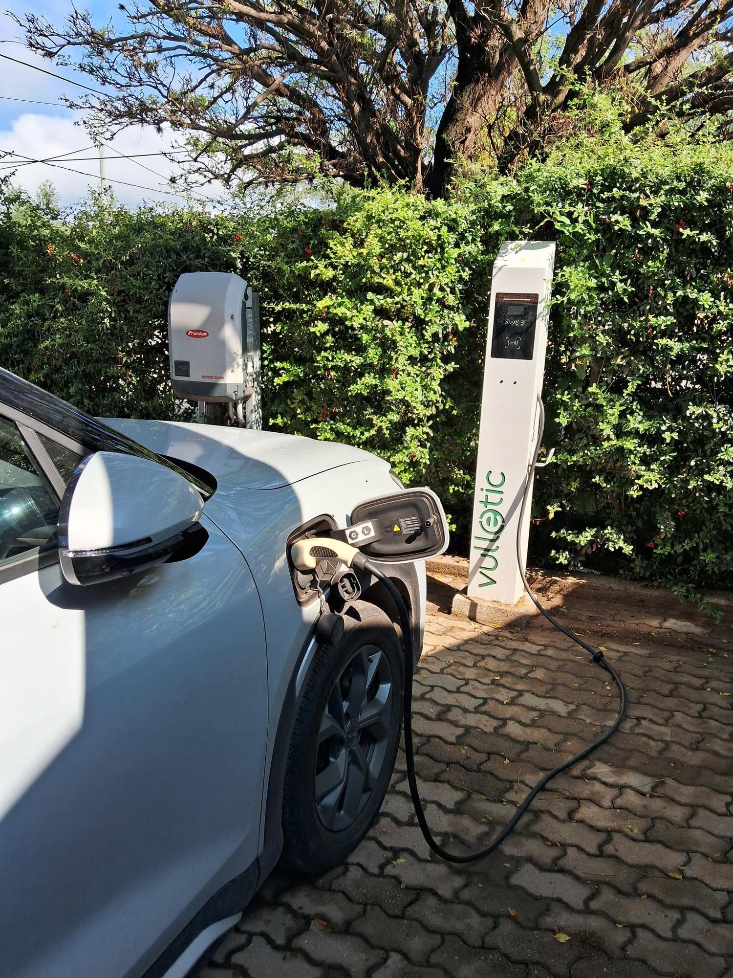 Cargando a 6 kw. Hay que avisar en el hotel para que lo habiliten. Muy amables. se puede cargar hasta las 20hs.