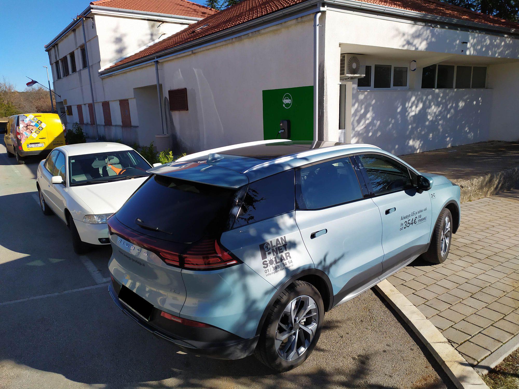 Parking nije obojan zeleno, pa kad ga zauzme ICE jedini način je popeti EV na nogostup.