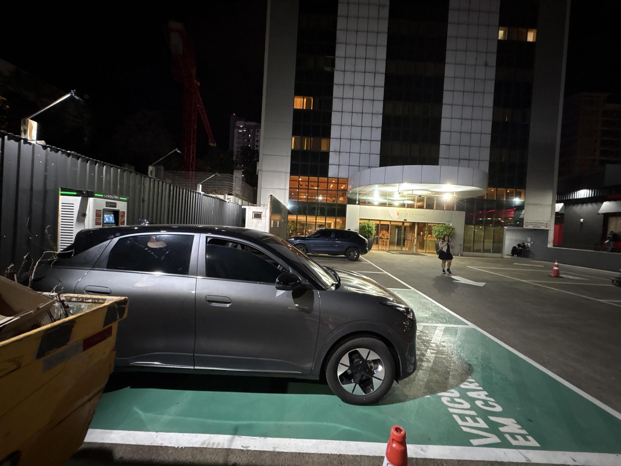 Em frente ao hotel 
