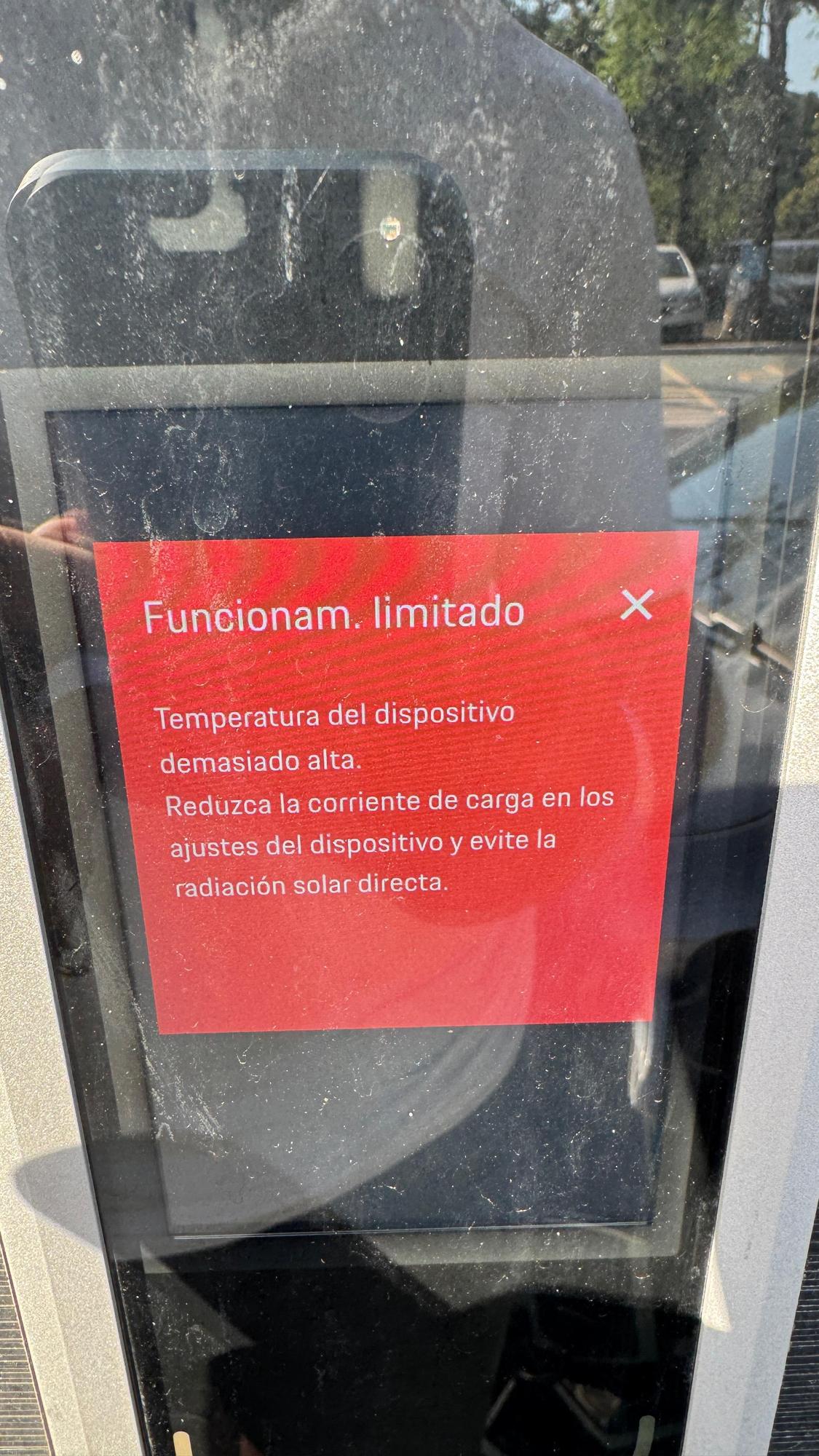 El cargador es extremadamente lento. Los asistentes dicen que el coche es el culpable. Pero el fallo es que el cargador se instaló al sol, el coche se calienta mucho, sin ningún tipo de protección térmica. Y por seguridad, el dispositivo se apaga para evitar explosiones. Una pena, porque el hotel es bueno, pero el servicio es malo.