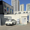 Fica no centro da cidade, excelente local para carregar e é 24 horas.