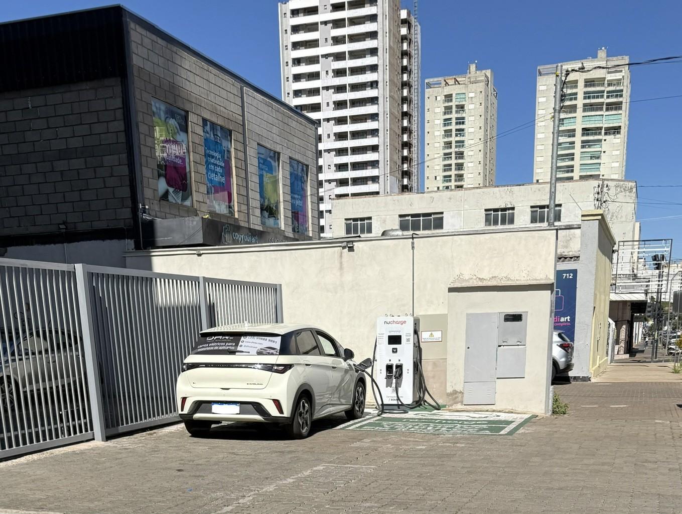 Fica no centro da cidade, excelente local para carregar e é 24 horas.