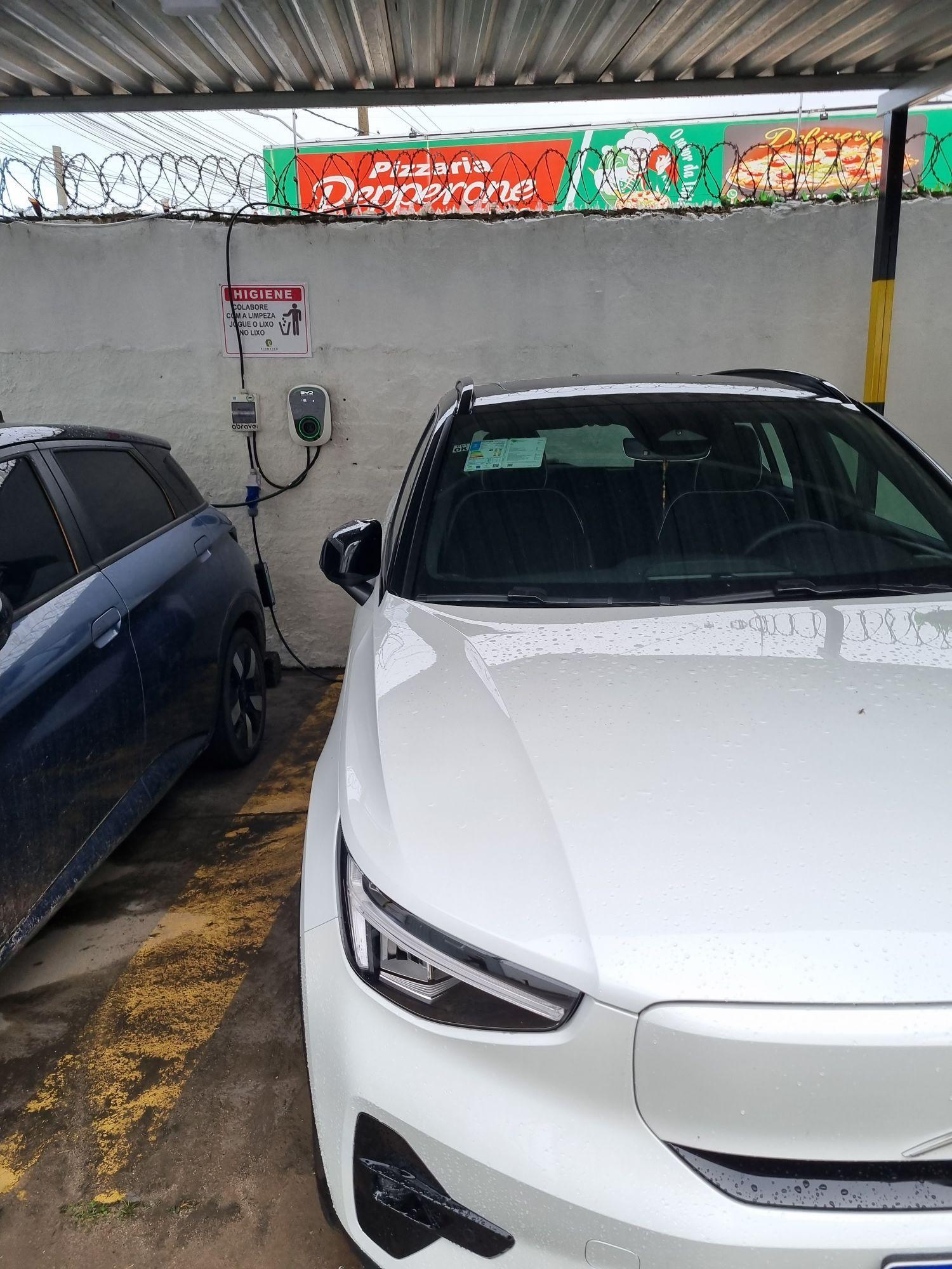 Carregando na tomada industrial de 32a