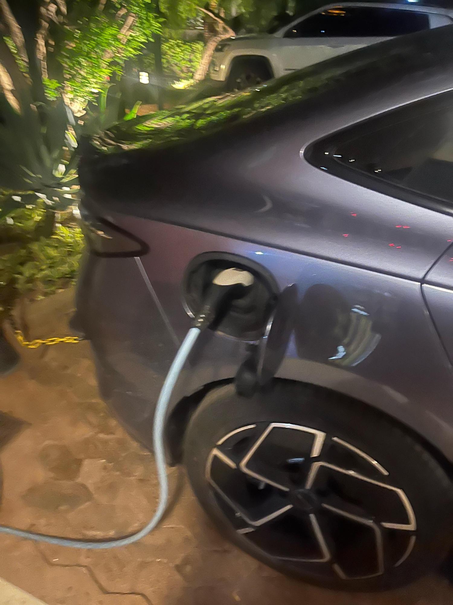 Carrega a no máximo 6kW/h. Atendimento muito bom e ótimo hotel.