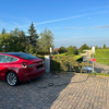 Zwei Tesla Ladesäulen direkt am Parkplatz des Hotels (Via Ballerina, Montelupo)