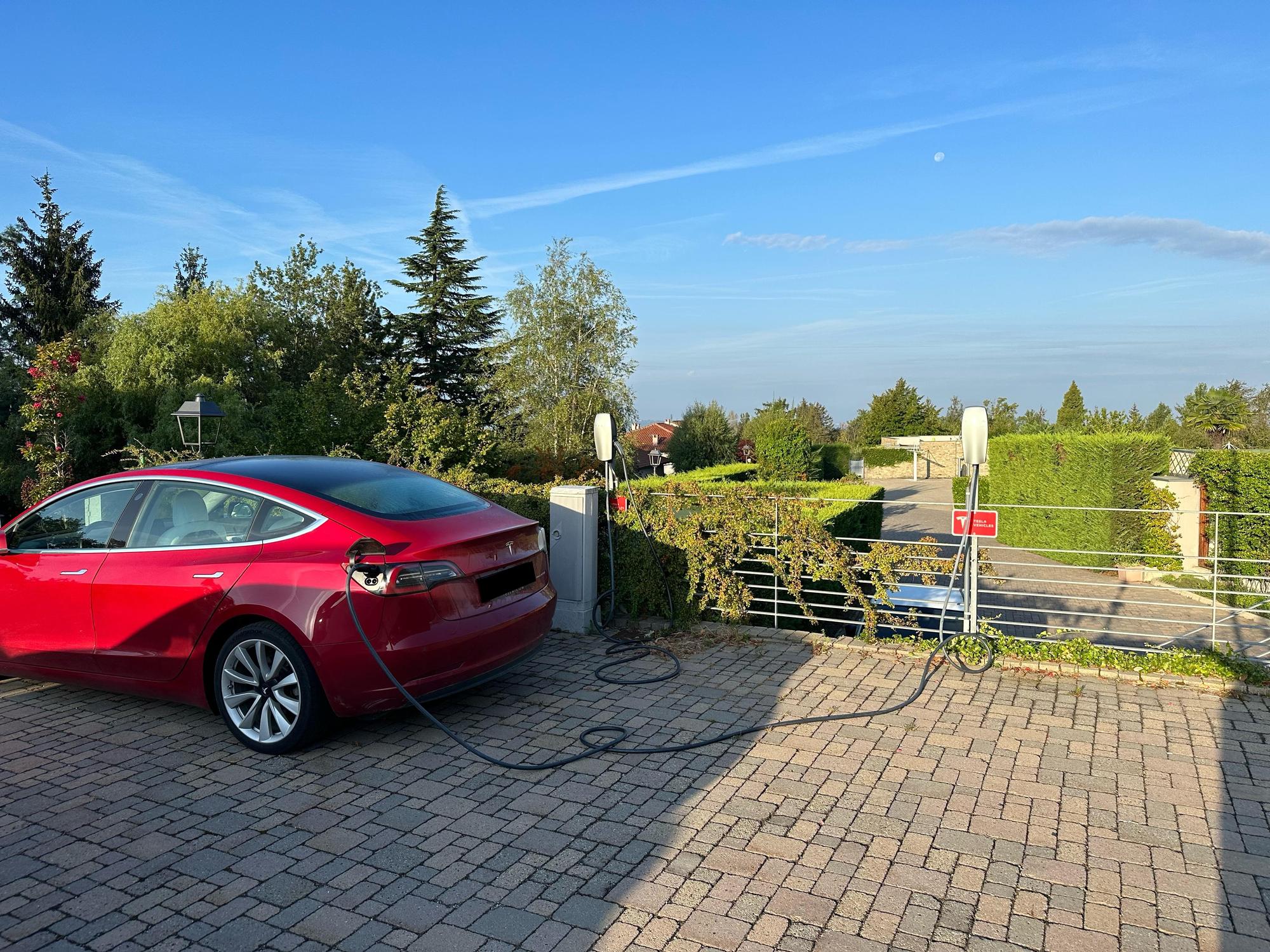 Zwei Tesla Ladesäulen direkt am Parkplatz des Hotels (Via Ballerina, Montelupo)