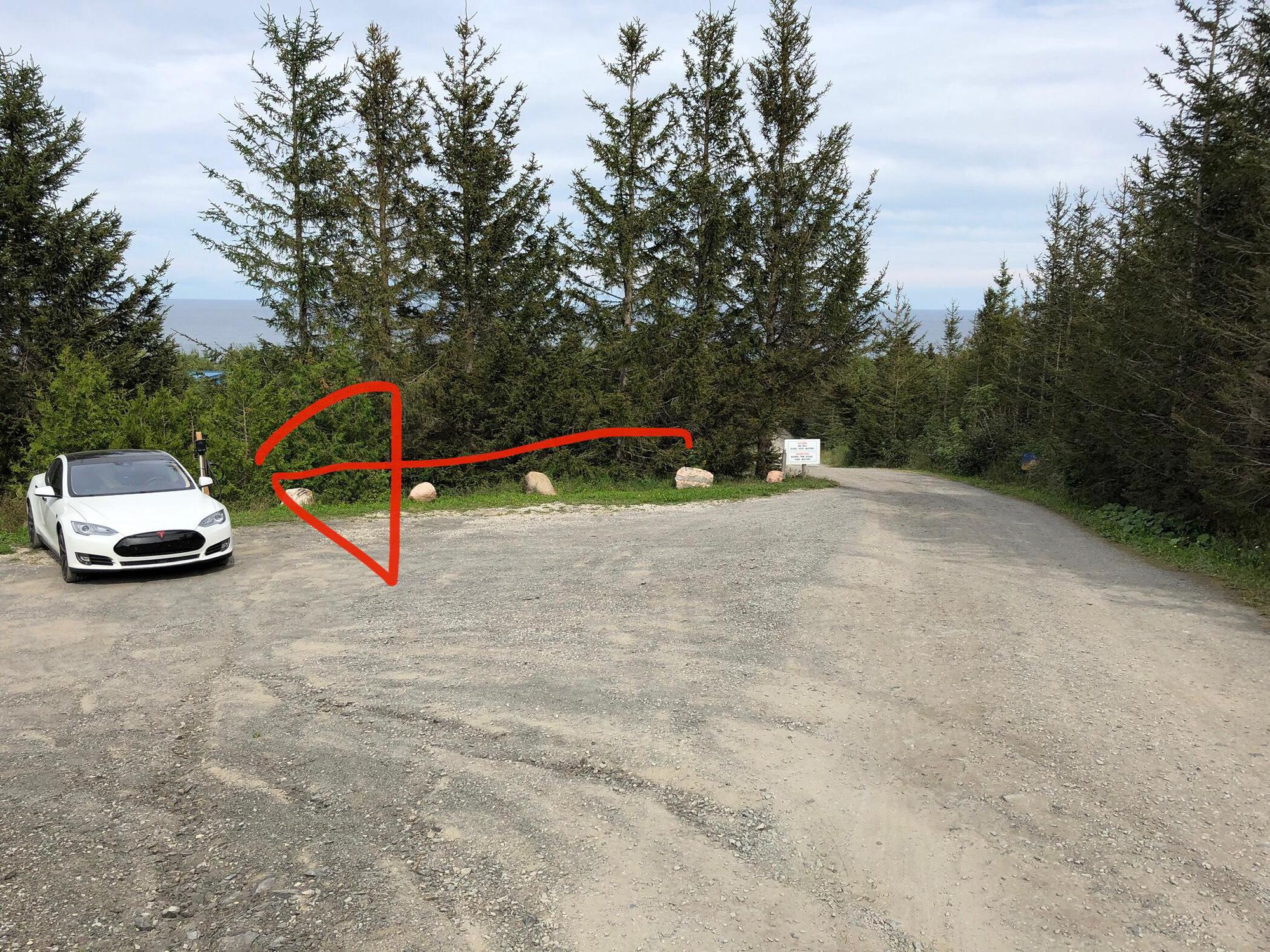 À l'entrée au tout premier parking à gauche du 15km/h