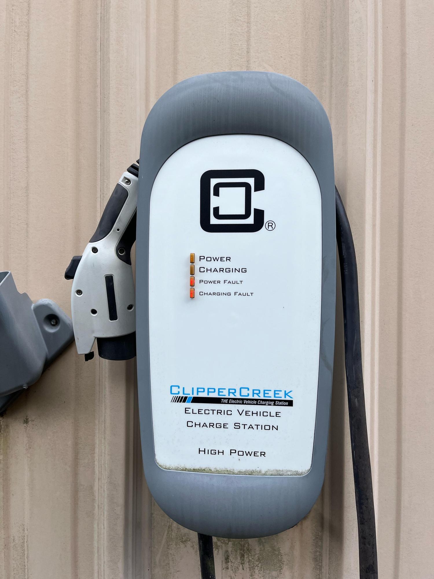 Charger shows charging and power fault lights. 4/22/24