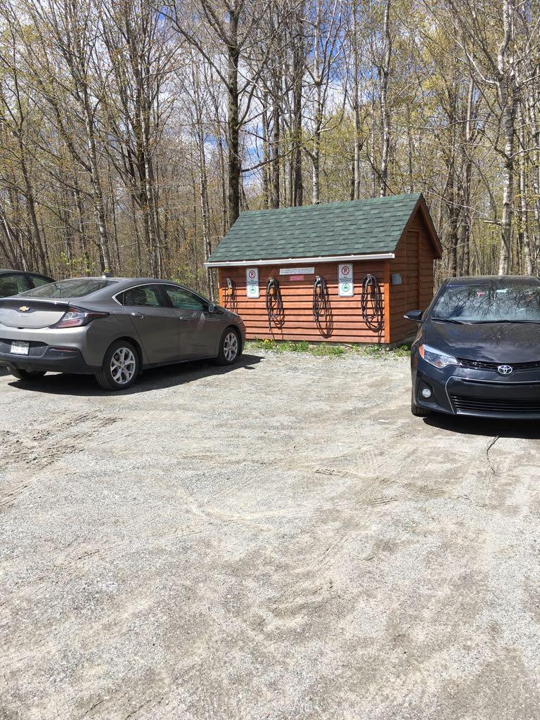 4 bornes wow, seulement pas d'espace réservé, donc juste 2 voitures peuvent se recharger