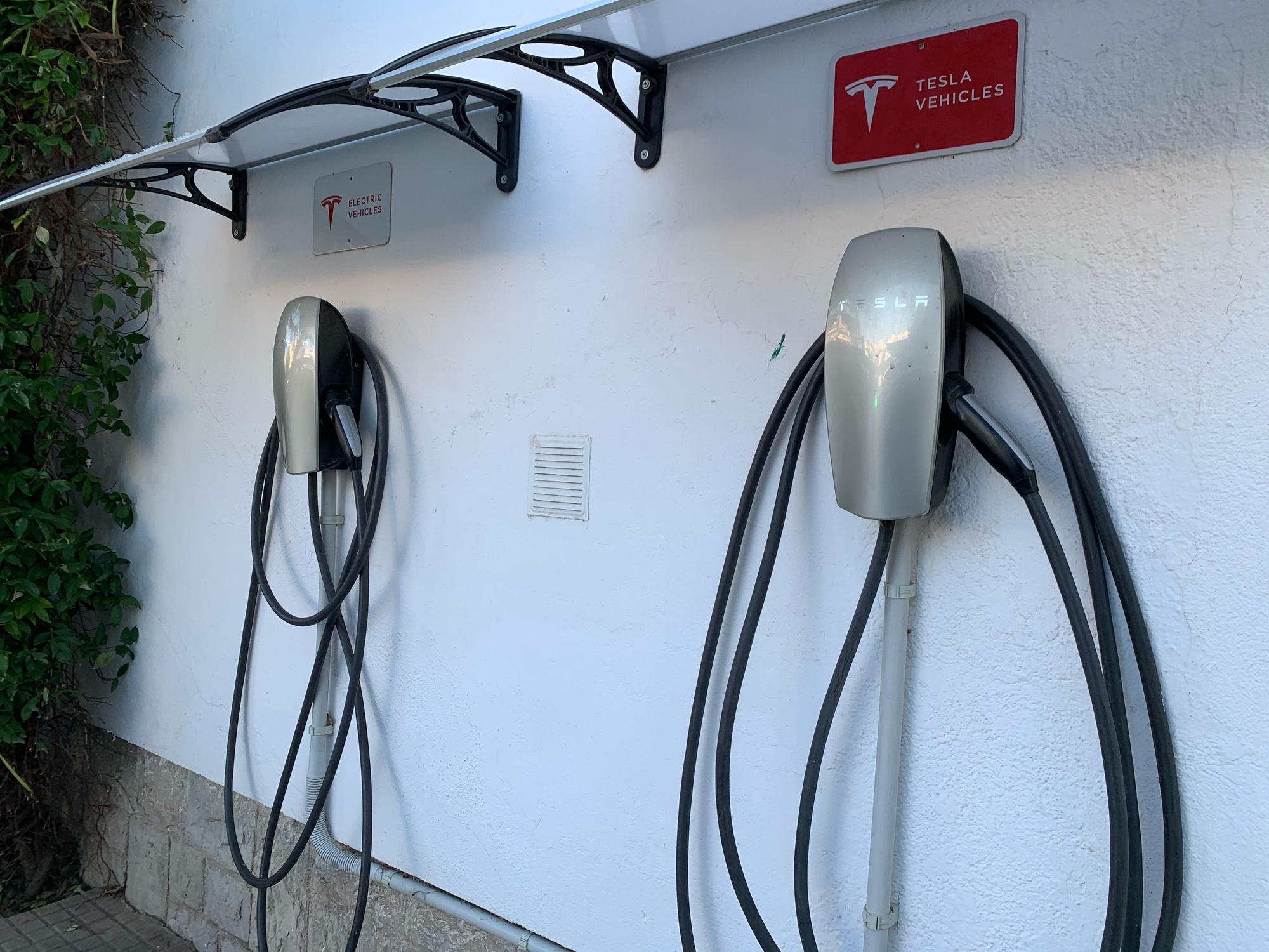 2019-10-17 Two Tesla destination chargers