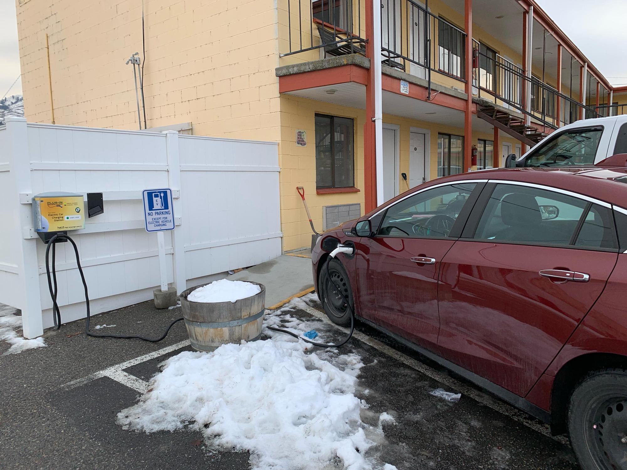 Charge here often while picking up from Bettas. Never had any problems and it’s free.