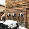 3 bornes de recharge TESLA contre la façade de l’hôtel.