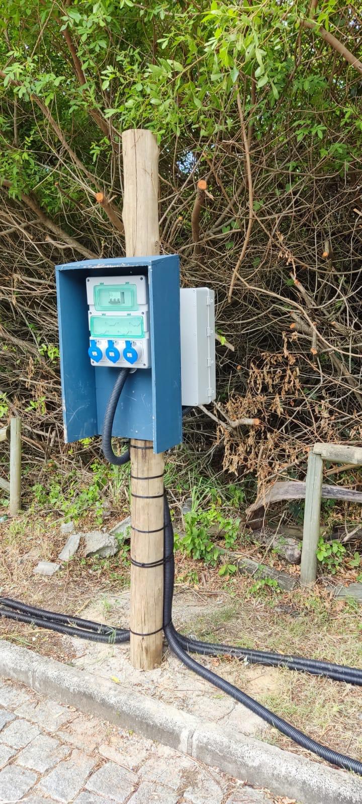Existem no local 4 postes iguais a este com 11 tomadas industriais 220V 32A 2P T