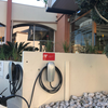 Les chargeurs ne sont pas accessibles biens qu’inutilisée aujourd’hui car les places de parc sont (selon la réceptionniste de l’hôtel) réservées aux clients - et de toute façon ce sont eux qui payent l’électricité ! Nous allons donc devoir trouver une borne ailleurs !