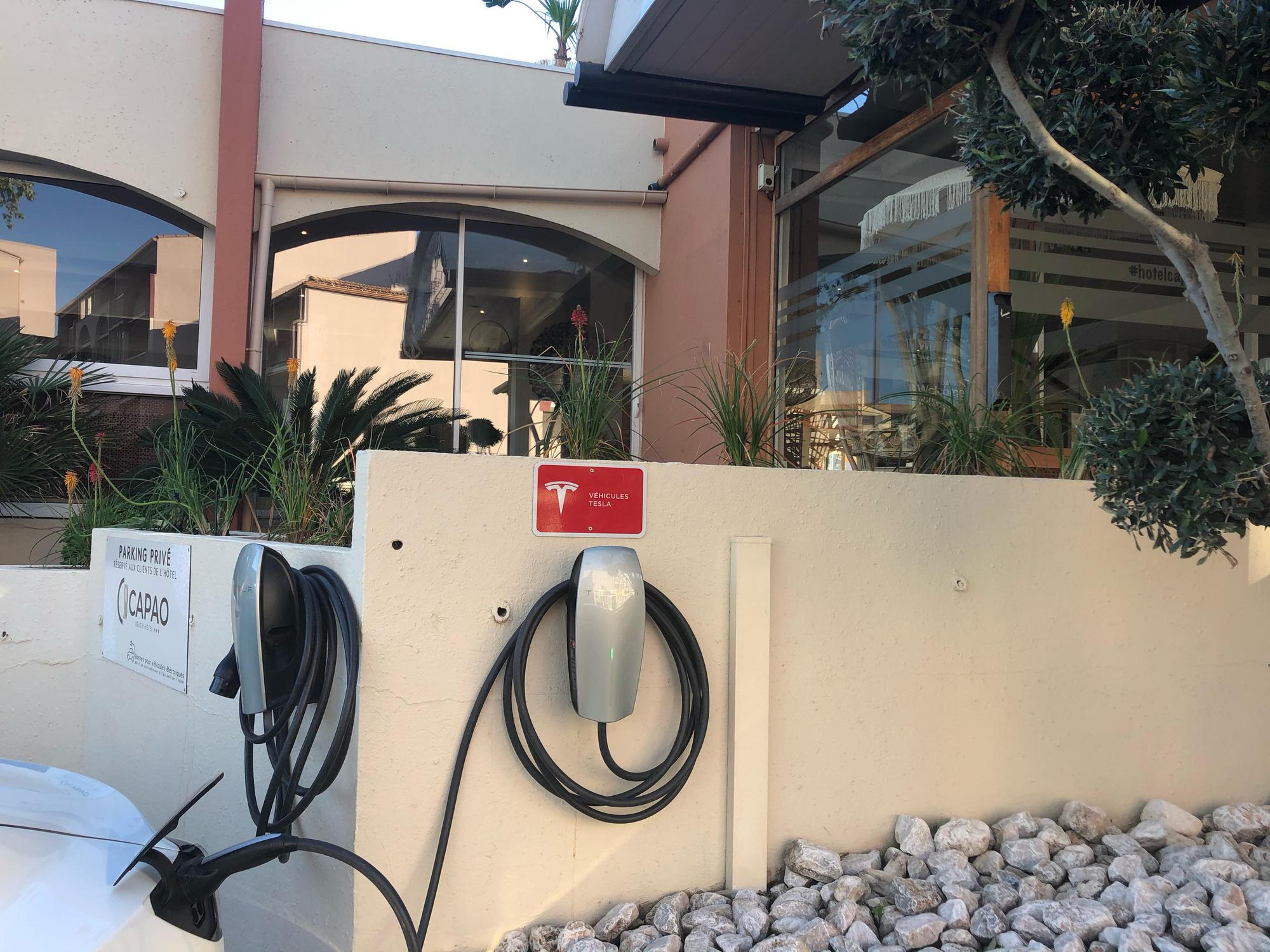 Les chargeurs ne sont pas accessibles biens qu’inutilisée aujourd’hui car les places de parc sont (selon la réceptionniste de l’hôtel) réservées aux clients - et de toute façon ce sont eux qui payent l’électricité ! Nous allons donc devoir trouver une borne ailleurs !