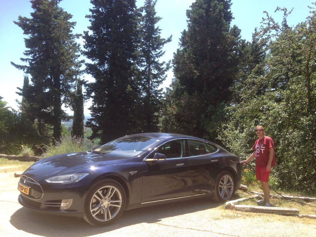 What a perfect place for Tesla-travelers to stay in Tuscany! Eco-friendly agriturismo with super pool and view!
