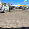 Conveniência em frente ao carregador.