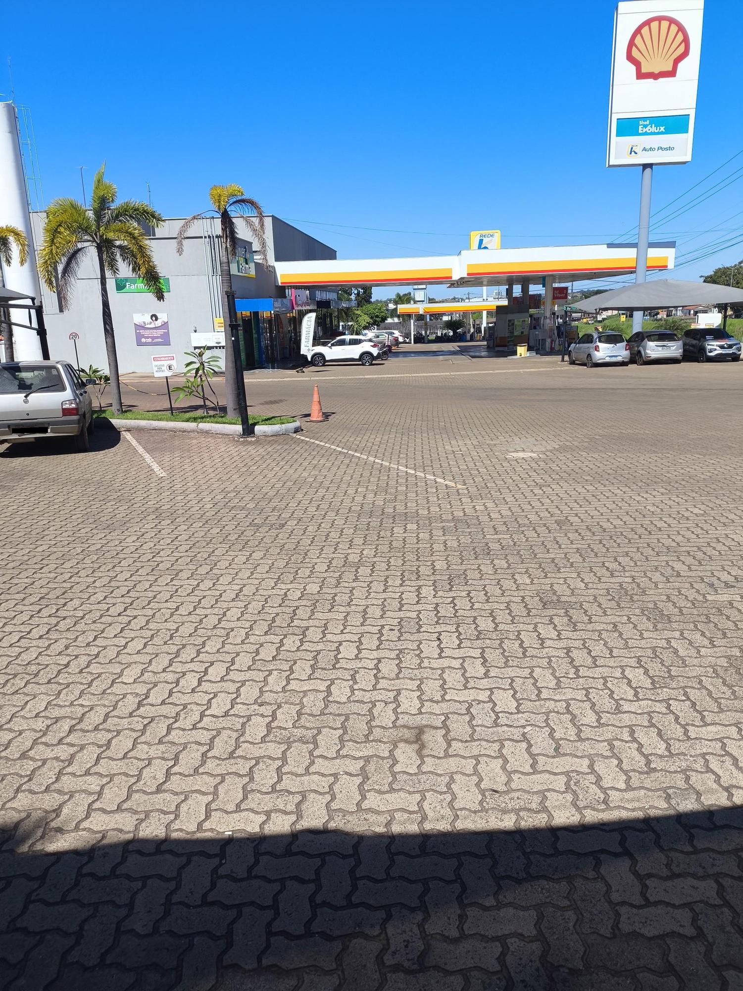 Conveniência em frente ao carregador.