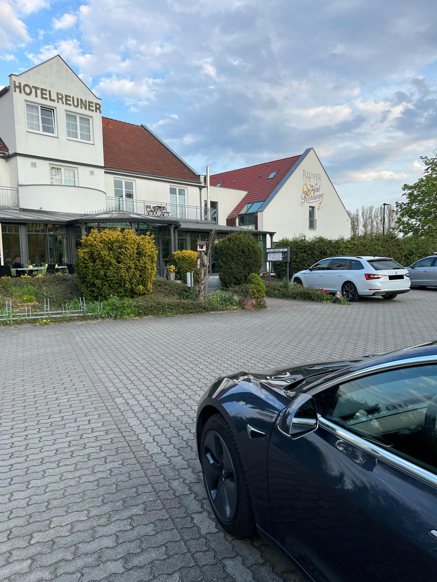 Great hotel, restaurant and charging!